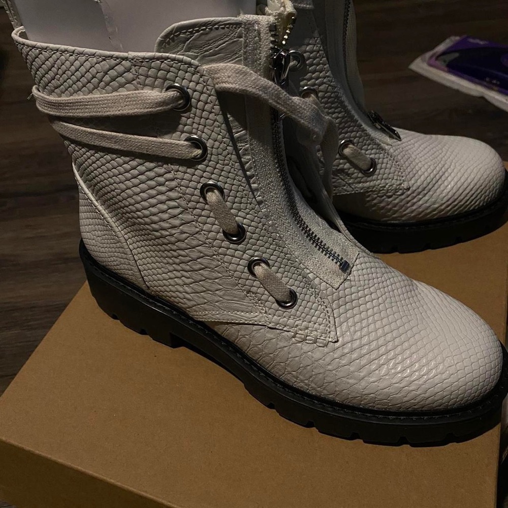 [Size: 9] UGGS White Combat Boot